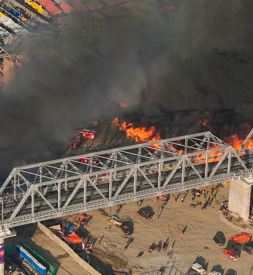 Prayagraj Mahakumbh Fire LIVE: Massive fire breaks out in Mahakumbh, PM Modi calls CM Yogi