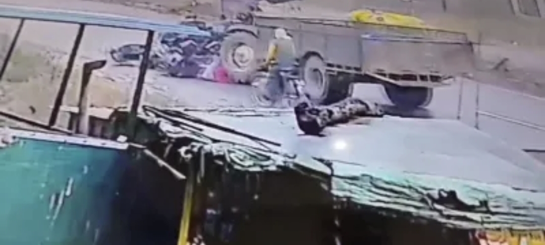 Tragic accident in Kasganj, tractor crushed three girl students, horrifying video surfaced