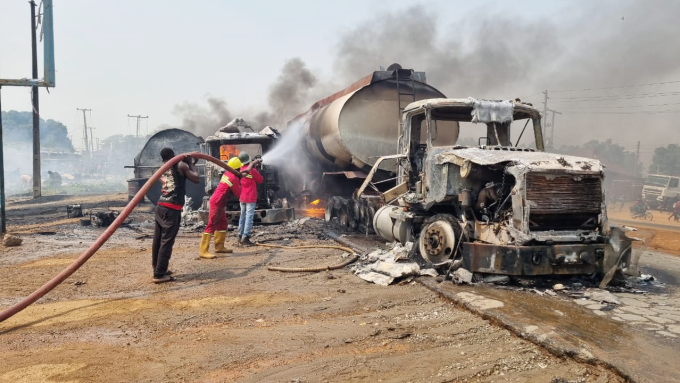 Tanker truck explodes, 70 people stealing gasoline killed in Nigeria