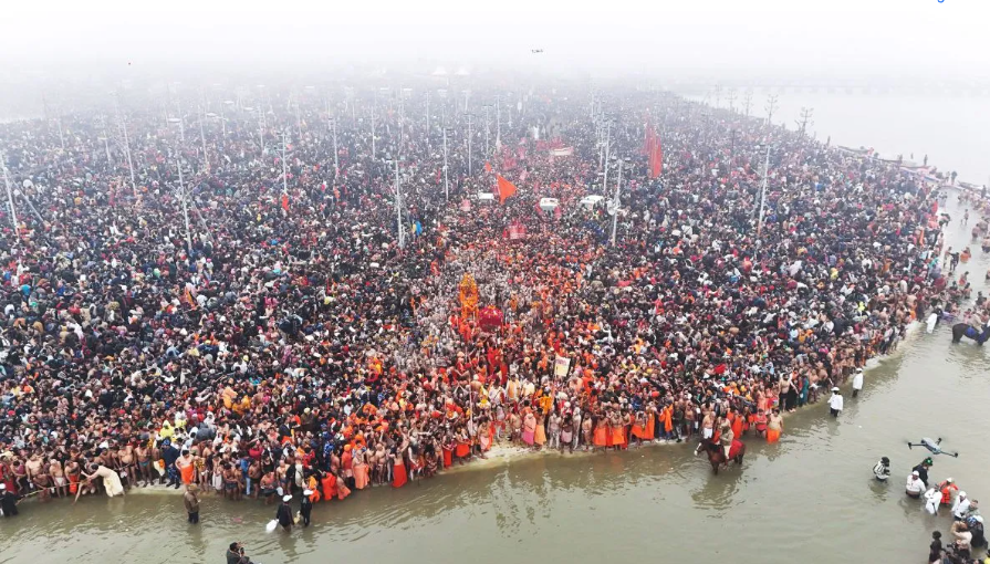 Prayagraj: Bathing continues in Triveni on the 6th day of Mahakumbh, the crowd of devotees is continuously increasing in Mahakumbh, 7 crore 29 lakh people took a dip in 5 days.